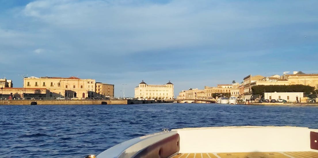 View of Ortigia's enchanting old town during a boat trip of Ortigia and its sea caves with Dolci Escursioni.