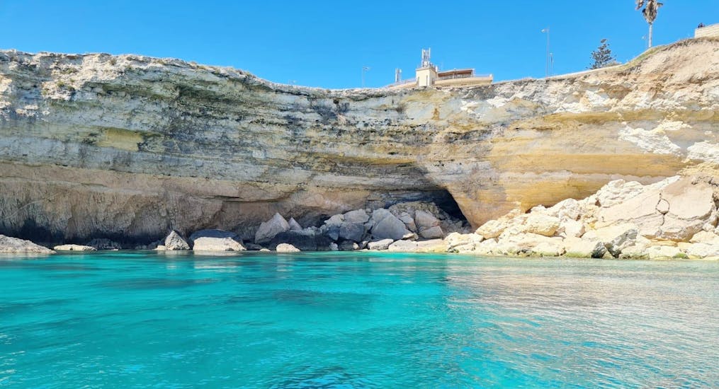 Foto einer wunderschönen Höhle von Ortigia, die Ihr während unserer privaten Bootstour von Ortigia und ihrer Meereshöhlen mit Dolci Escursioni besuchen könnt.