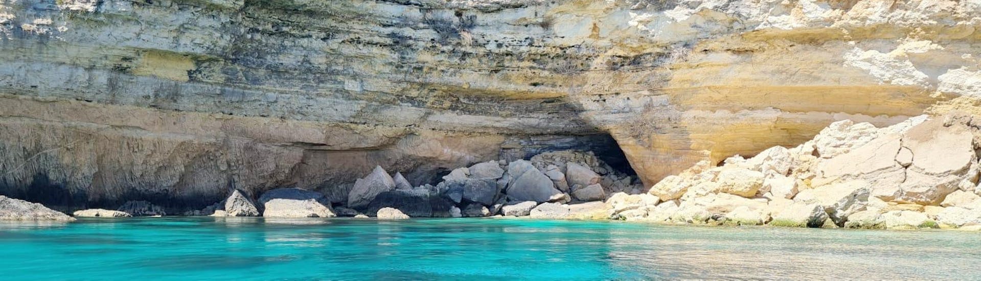 Foto de una hermosa cueva de Ortigia para visitar durante nuestro tour privado en barco por Ortigia y sus cuevas marinas con Dolci Escursioni.