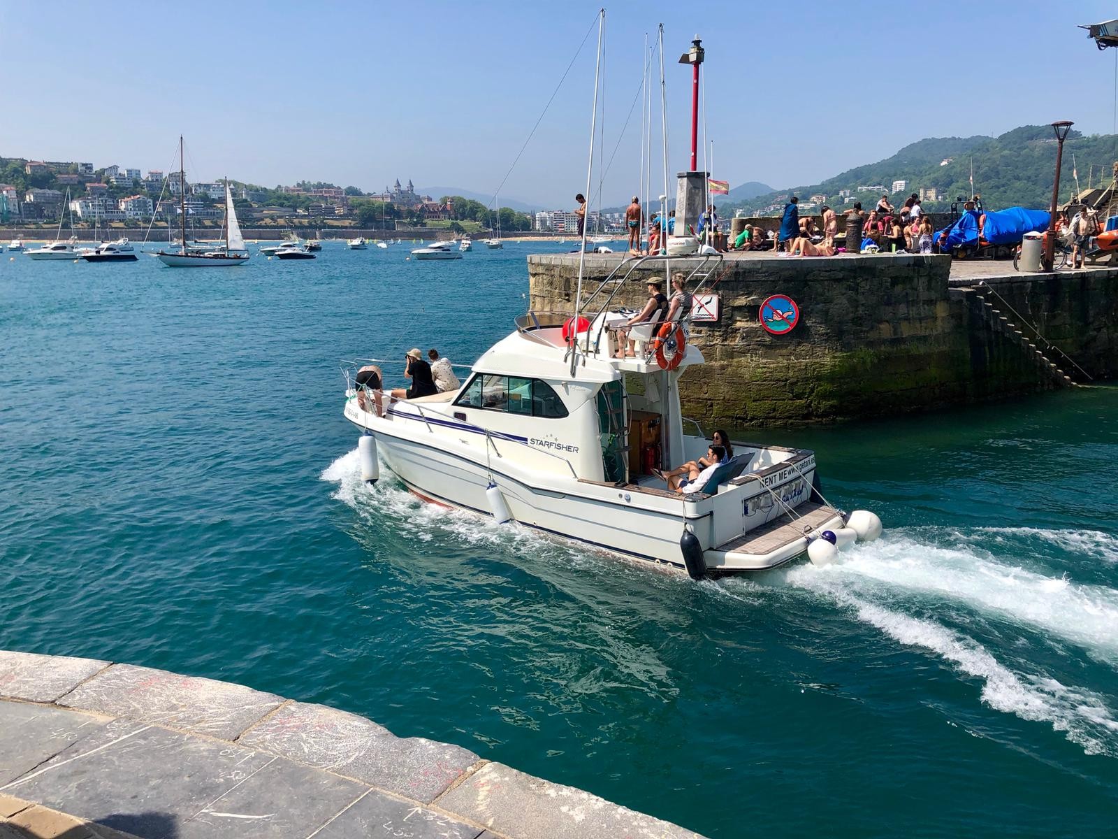 Boottocht met zwemmen & toeristische attracties met Getari Charter San Sebastián.