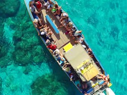 Eine Gruppe von Touristen genießt die Bootstour entlang der Küste von Famagusta, inkl. Blaue Lagune mit Dolphin Boat Safari Ayia Napa.