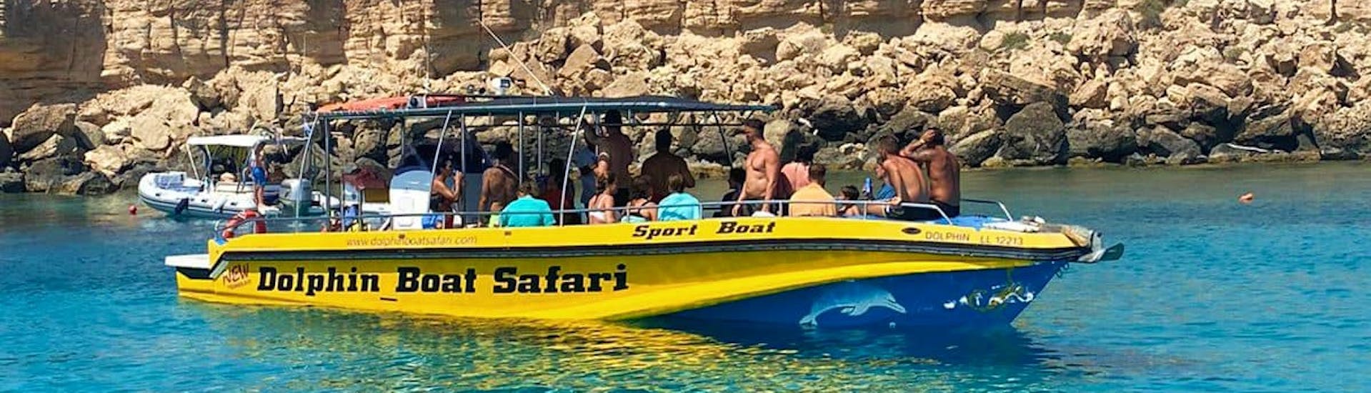 Nuestro barco a motor navegando por la impresionante costa de Ayia Napa surante un paseo en barco por la costa de Famagusta, incluida la Laguna Azul con Dolphin Boat Safari.
