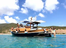 Eine Gruppe von Menschen auf dem Boot von Onda Blu Asinara während der Bootstour von Stintino zum Asinara-Nationalpark mit Mittagessen.