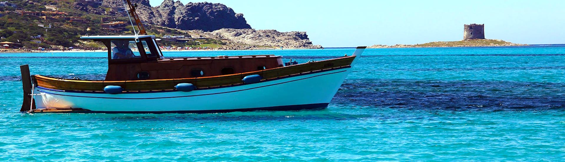 El barco de Onda Blu Asinara utilizado para la excursión en barco desde Stintino al Parque Nacional de Asinara con almuerzo está navegando por el mar.