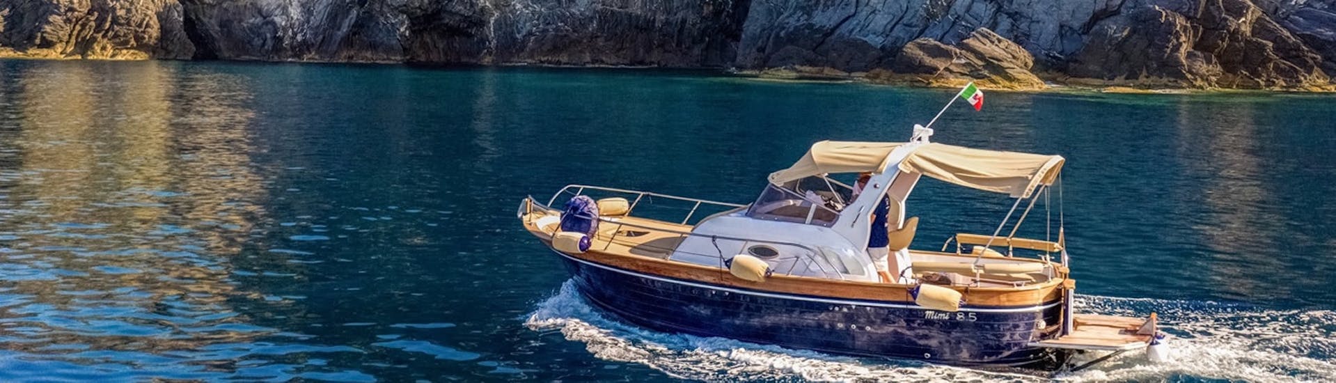 De boot van San Giorgio Boats vaart voor de kust tijdens de privéboottocht naar Porto Venere en Cinque Terre met lunch.