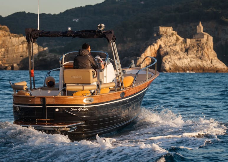 De boot van San Giorgio Boats vaart naar een dorp van de Cinque Terre tijdens de privéboottocht vanuit Manarola langs de Cinque Terre.
