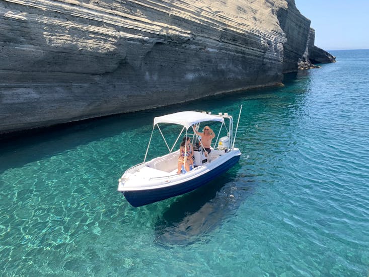 Alquiler de barco en Santorini (hasta 8 personas).