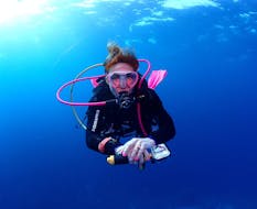 Un homme fait une formation plongée PADI Discover Scuba Diving à Paphos avec Cydive Paphos.