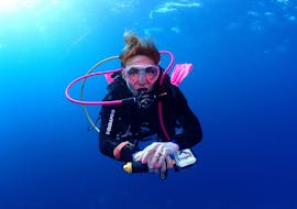A man is doing a PADI Discover Scuba Diving in Paphos with Cydive Paphos.