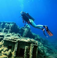 Une plongeuse lors du PADI Discover Scuba Diving & Excursion à Akamas & Blue Lagoon avec Cydive Paphos.
