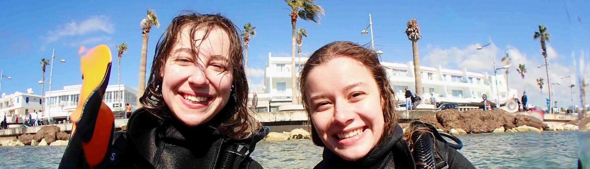 Two girls are doing a PADI Discover Scuba Diving & Excursion to Akamas & Blue Lagoon avec Cydive Paphos.