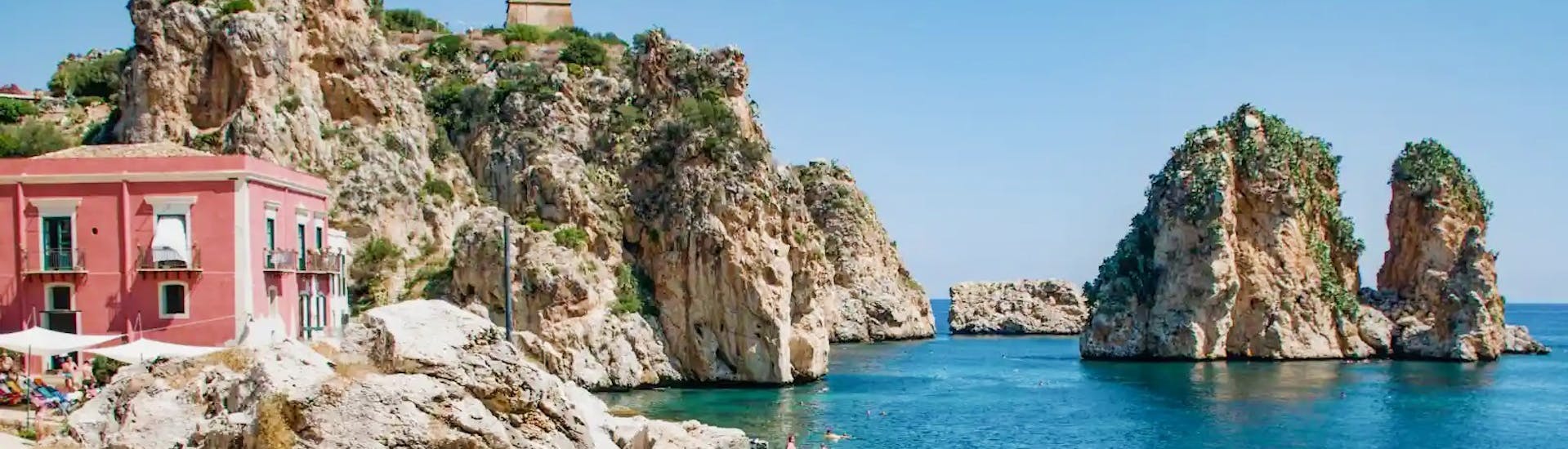 Foto van Scopello, het prachtige Siciliaanse randje dat je kunt bezoeken met een bootverhuur in San Vito Lo Capo (tot 6 personen) van Marina Yachting Sicilië San Vito Lo Capo.