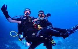 Two people are having fun during the PADI Scuba Diver Course in Paphos in Cyprus for Beginners with Cydive Paphos.