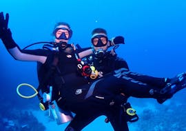 Two people are having fun during the PADI Scuba Diver Course in Paphos in Cyprus for Beginners with Cydive Paphos.