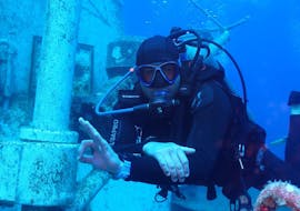 Un homme fait une Plongée d'exploration à Paphos pour Plongeurs certifiés avec Cydive Paphos.