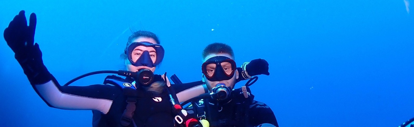Deux personnes font une Plongée d'exploration au parc national Akamas & Blue Lagoon avec Cydive Paphos.