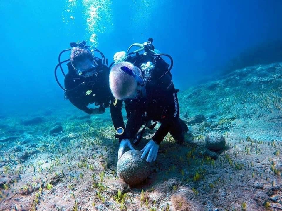 Deux hommes explorent les fonds maritimes lors de la Plongée d'exploration au parc national Akamas & Blue Lagoon avec Cydive Paphos.