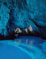 Excursión privada en barco a la Cueva Azul y las Islas Pakleni con Boka Boats Hvar.