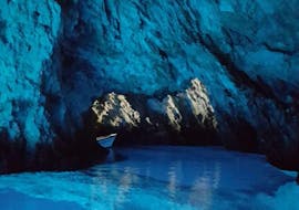 Balade privée en bateau à la grotte bleue et aux îles Pakleni avec Boka Boats Hvar.