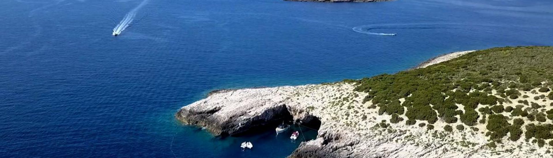 Vue de la grotte bleue pendant la Balade privée en bateau à la grotte bleue et aux îles Pakleni avec Boka Boats Hvar.
