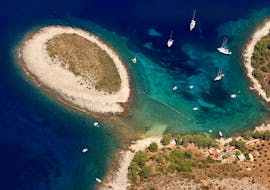Vista aérea de una de las islas Pakleni vista durante el viaje en barco privado desde Hvar a las islas Pakleni con snorkel con Boka Boats Hvar