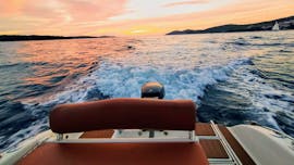 Blick auf eines der Boote, die Euch auf einer privaten Bootstour bei Sonnenuntergang zu den Pakleni-Inseln mit Schnorcheln mit Boka Boats Hvar bringen.