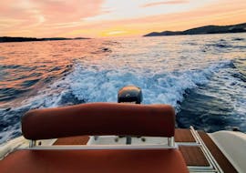 Blick auf eines der Boote, die Euch auf einer privaten Bootstour bei Sonnenuntergang zu den Pakleni-Inseln mit Schnorcheln mit Boka Boats Hvar bringen.