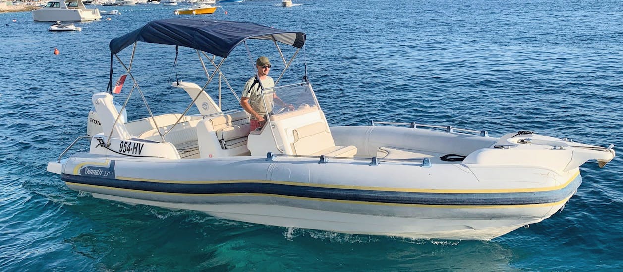 A peron is doing a Boat Rental in Hvar (up to 10 people) with Boka Boats Hvar.