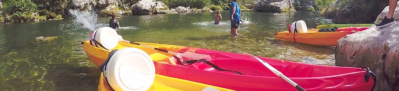 Family hiring a kayak-canoe on the Tarn river with Sun VTT Canoë.