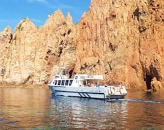 Vue sur le bateau lors de la Balade en bateau à Piana & Scandola avec Escale à Girolata avec Isula Croisières Corse.