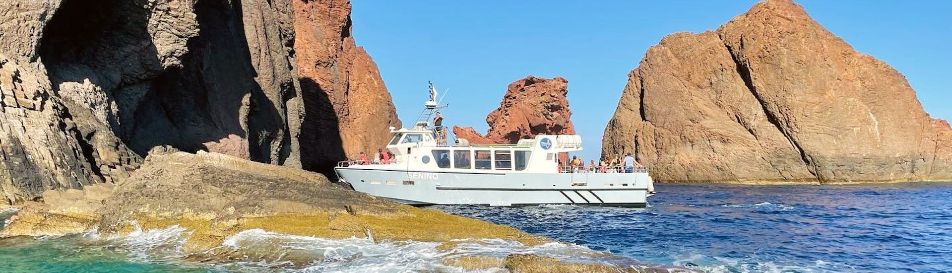 Des personnes font une Balade en bateau à Piana & Scandola avec Escale à Girolata avec Isula Croisières Corse.