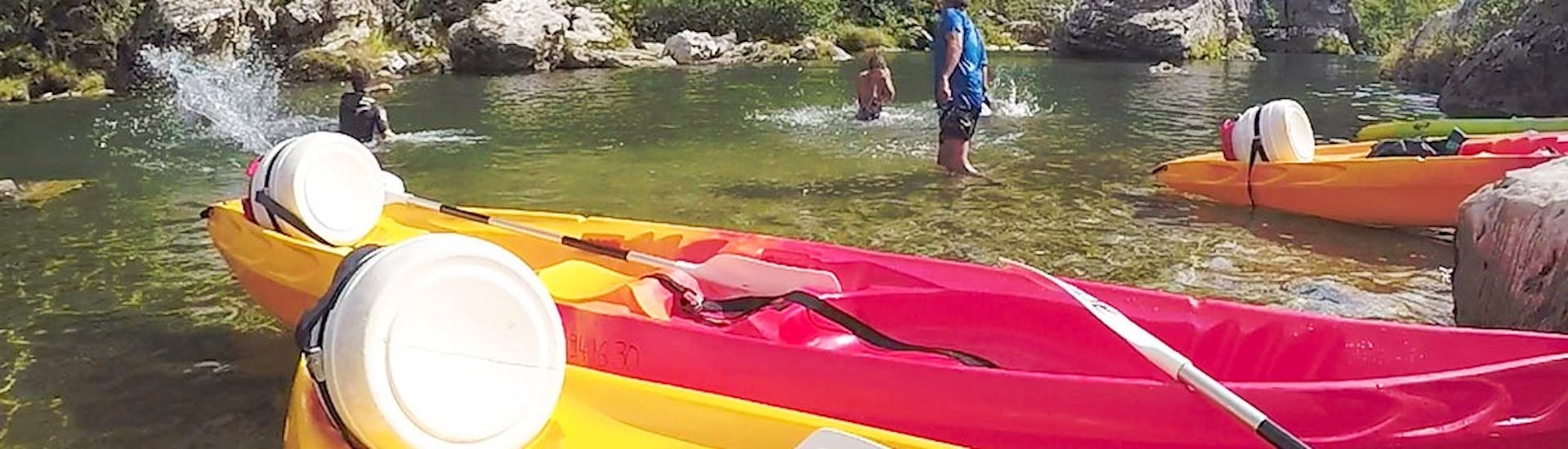 Mensen die een kajak-kano huren op de rivier de Tarn met Sun VTT Canoë.