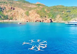 Des personnes nagent lors de la Balade en bateau à Piana & Scandola avec Baignade avec Isula Croisières Corse.
