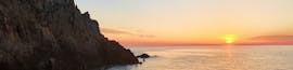 Un verre de vin avec notre Balade en bateau semi-rigide au coucher de soleil à Piana avec Isula Croisières Corse.