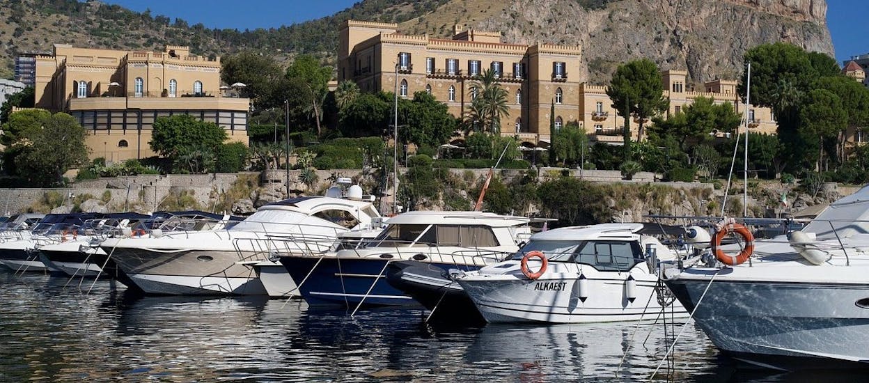 Barche al porto di Palermo, da dove parte la gita in barca a Vergine Maria, Addaura e Mondello con aperitivo con Luca e Angela Lady Grace Palermo.