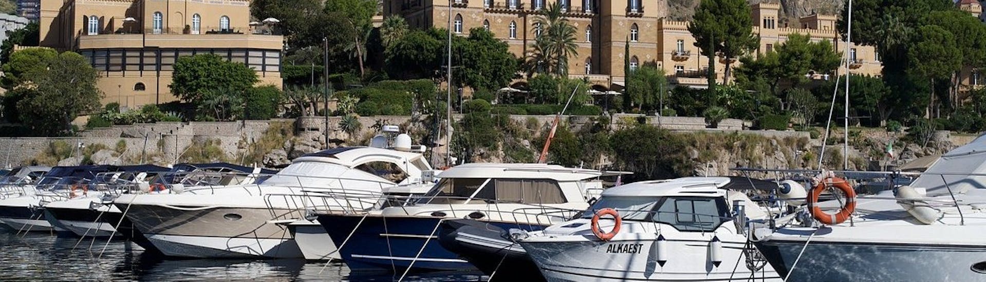 Barche al porto di Palermo, da dove parte la gita in barca a Vergine Maria, Addaura e Mondello con aperitivo con Luca e Angela Lady Grace Palermo.