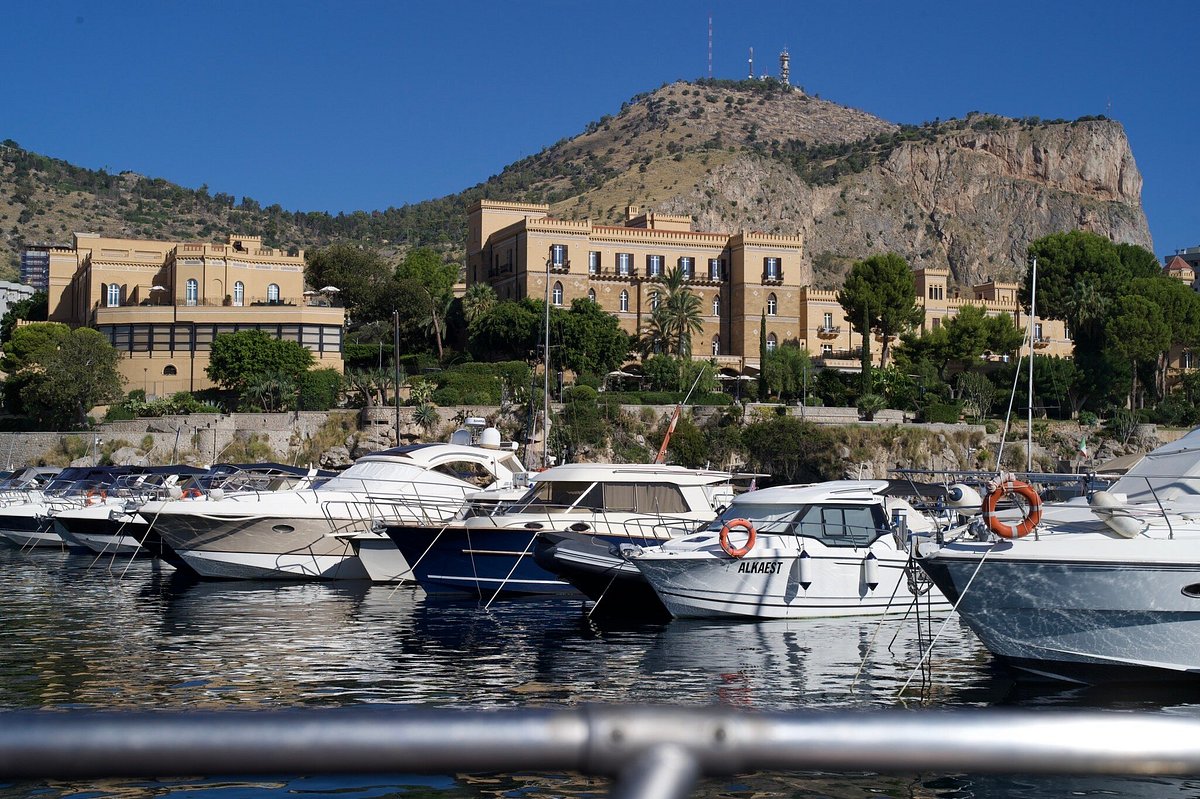 Barche al porto di Palermo, da dove parte la gita in barca a Vergine Maria, Addaura e Mondello con aperitivo con Luca e Angela Lady Grace Palermo.