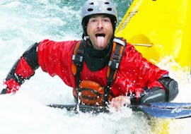 Photo d'un homme en pleine randonnée en kayak sur la rivière Sava avec Fun Turist Bled.