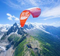 Photo d'un parapente tandem en face du Mont Blanc pendant Baptême de parapente depuis Planpraz à Chamonix-Mont-Blanc - Vol XXL avec Kailash Parapente Chamonix.