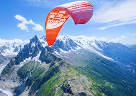 Picture of a tandem paragliding in front of Mont Blanc during a paragliding experience from Planpraz in Chamonix-Mont-Blanc - XXL flight with Kailash Parapente Chamonix.