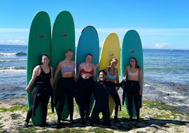 Un gruppo di persone con tavole da surf durante le Lezioni di surf per surfisti intermedi ad Ericeira (dai 7 anni) con Surf365 Ericeira.