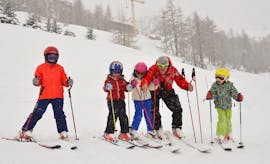 Kinder-Skikurse (5-15 Jahre) für leicht Fortgeschrittene Skifahrer mit Scuola Sci Nazionale Pragelato.