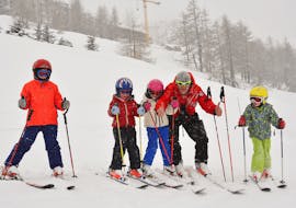 Lezioni di sci per bambini (5-15 anni) per sciatori intermedi con Scuola Sci Nazionale Pragelato.