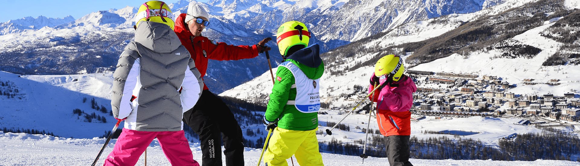 Photo de trois enfants et de leur moniteur pendant les Cours de ski Enfants (5-15 ans) pour Skieurs Intermédiaires.