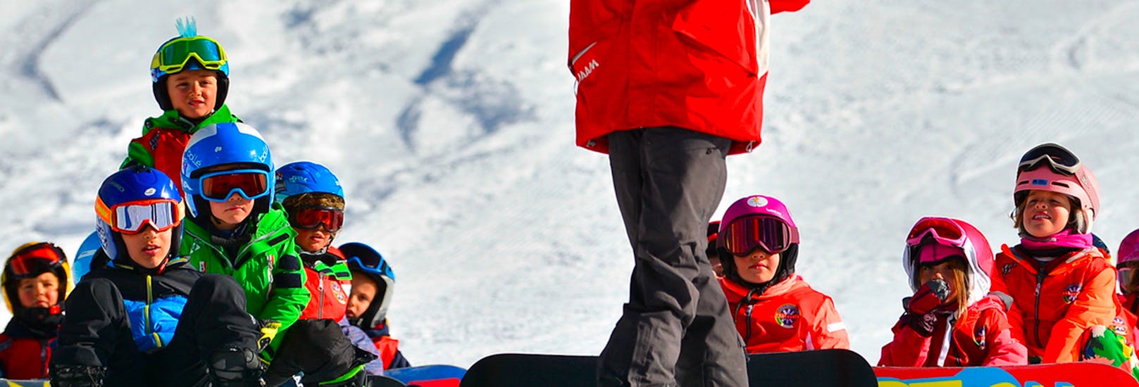 Photo d'une monitrice et de son groupe pendant les Cours de snowboard Enfants (5-15 ans) pour snowboardeurs Intermédiaires.