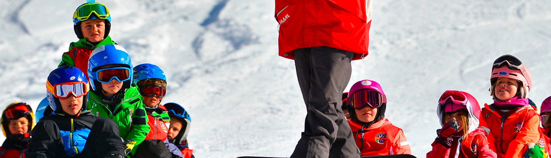 Lezioni di snowboard per bambini (5-15 anni) per snowboarder intermedi.