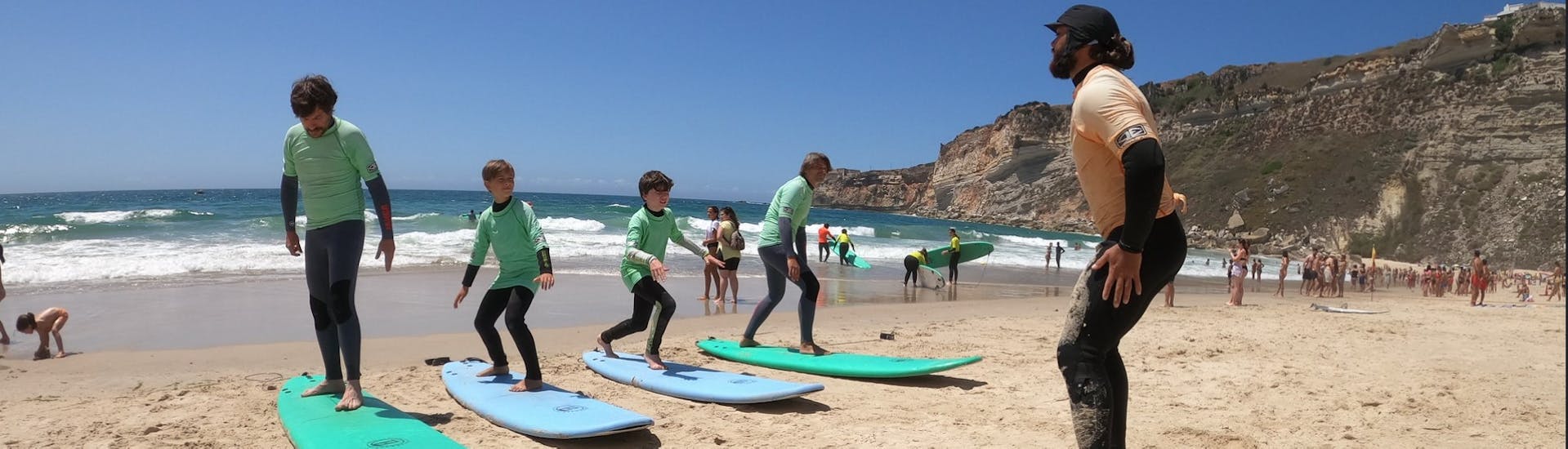 Lezioni di surf a Nazaré (dai 6 anni) per tutti i livelli.