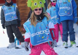 Picture of a child during the Cool 5 Kids ski lesson with Ski Cool Val Thorens.
