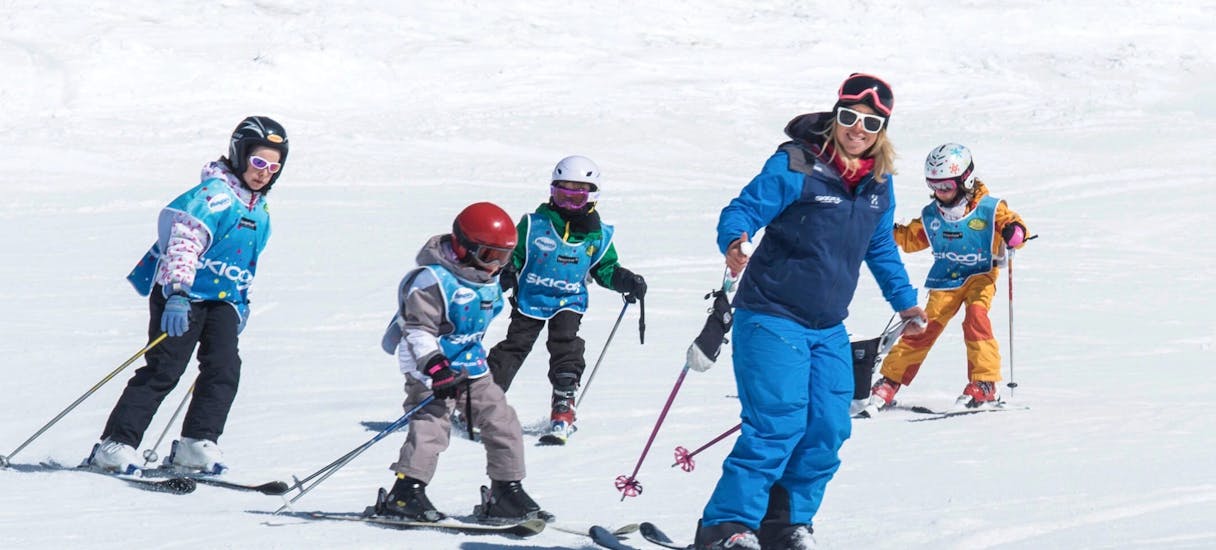 Kids are skiing down a slope during their Kids Ski Lessons (5-12 y.) - Cool 5 Kids with Ski Cool Val Thorens.