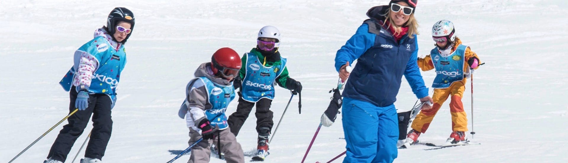 Kids are skiing down a slope during their Kids Ski Lessons (5-12 y.) - Cool 5 Kids with Ski Cool Val Thorens.